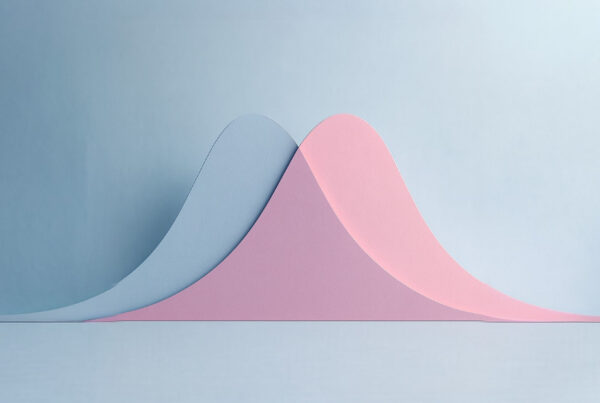 Abstrakte Darstellung zweier Gauß Normalverteilungen als Titelbild zum Beitrag Hypothesentest einfach erklärt